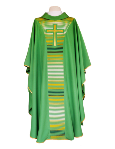 Arte sacra - Paramento verde com uma cruz e riscas degradé no centro. As riscas estão dispostas na horizontal numa faixa, em tons de verde, branco e dourado. Acabamento refinado com bordas douradas.