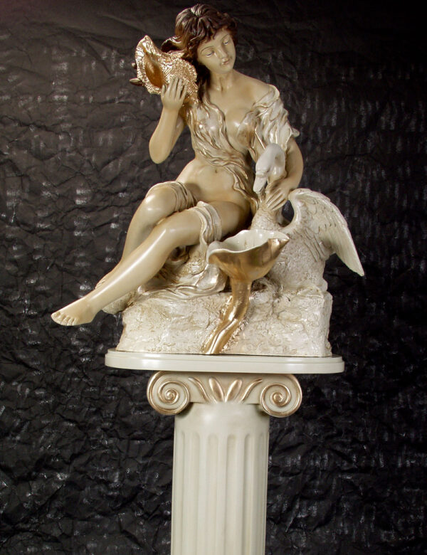 Escultura De Mulher Com Cisne